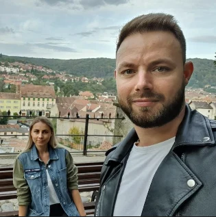 Cosmin Dumitrache și Mădălina Neagu, fondatorii Butcher's Cuisine, fotografiați în Brașov
